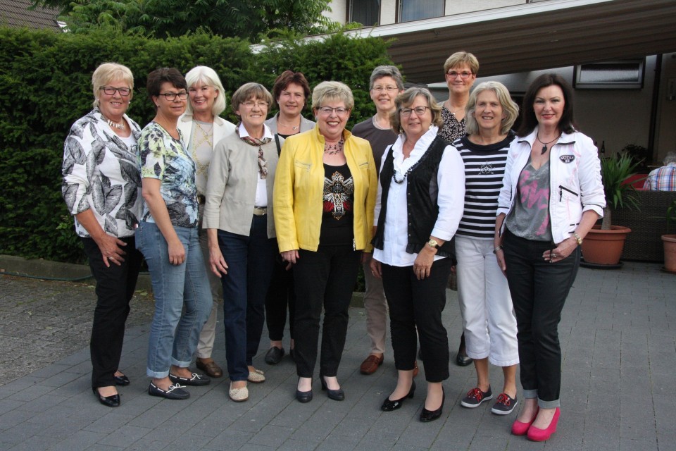 Neuer Vorstand (v.l.): Rita Kaindl, Claudia Stricker, Gabriele Bremke-Moenikes, Walburga Falkenreck, Birgit Reinhardt, Annegret Jrgenliemke, Sigrid Czaplinsky, Ursula Doppmeier MdL, Margret Gail, Heike Landwehr-Bkenhans und Monika Schick. Bild: Bitter