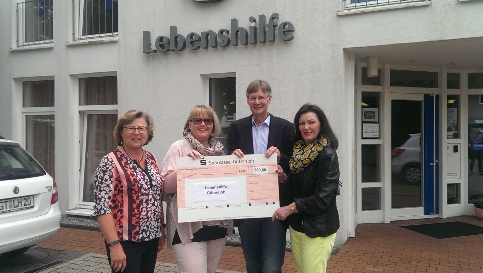 Anlsslich der Spendenbergabe informierten sich Ursula Doppmeier (links) und Monika Schick (rechts) bei Andreas Henke und Ingrid Auweiler ber die Arbeit der Frhfrderung der Lebenshilfe.