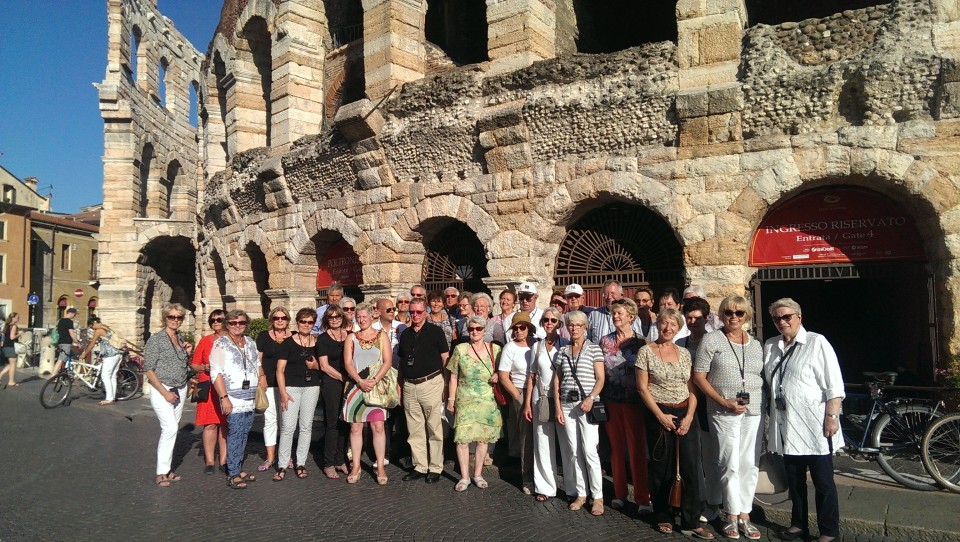 Die Reisegruppe der CDU Frauen Union Kreis Gütersloh vor der Arena von Verona, in der die Teilnehmer in den Genuß der Oper „Aida“ kamen.