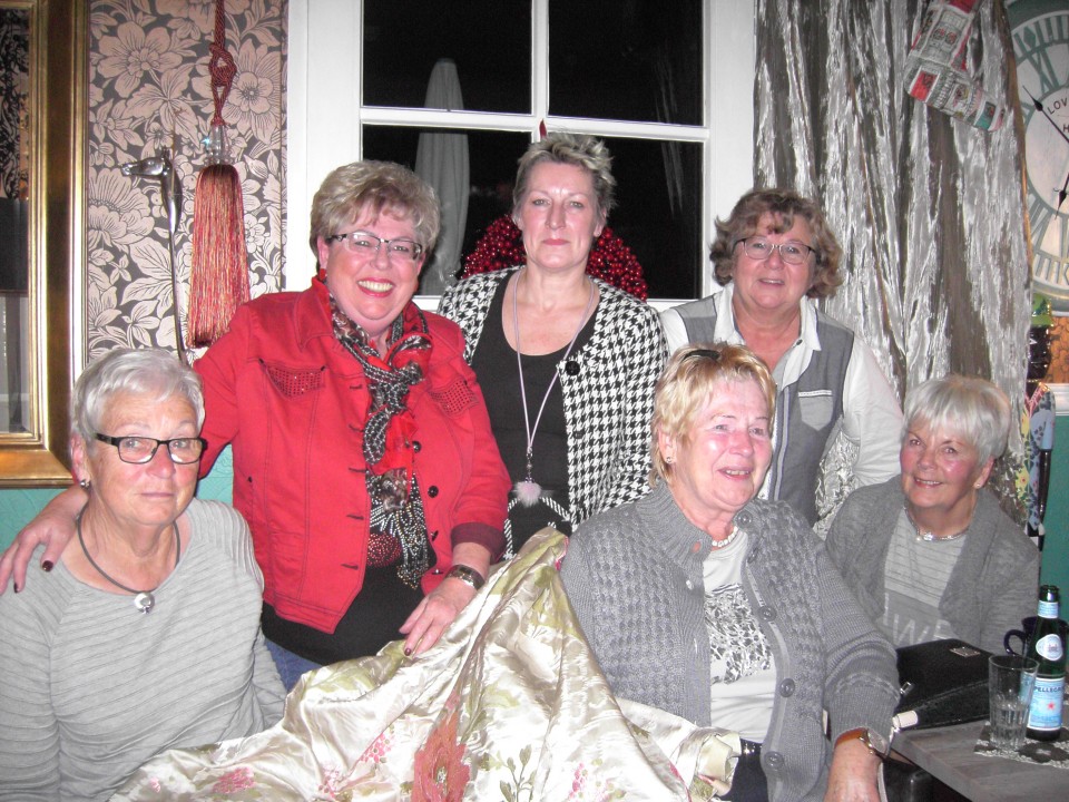 Annegret Jrgenliemke (2.v.l.), Jessica Alberts (3.v.l.), Ursula Doppmeier (4.v.l.)