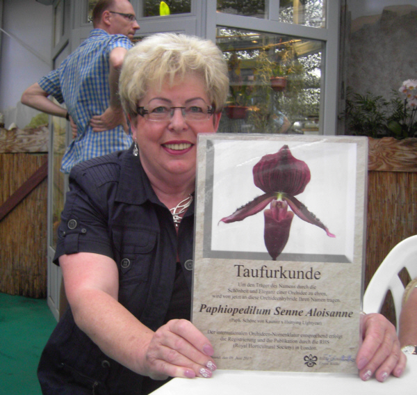 Annegret Jrgenliemke mit der Taufurkunde