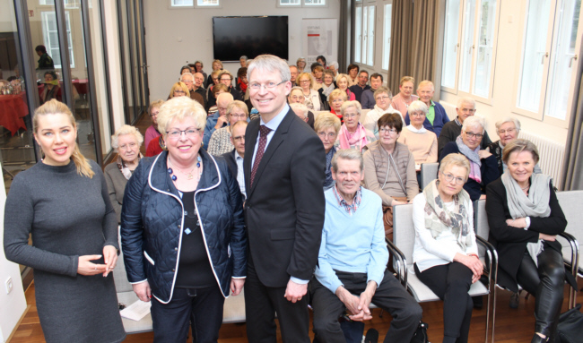 Dr. Michael Brinmeier stellt der Besuchergruppe der FU Schlo Holte-Stukenbrock die Schlaganfall-Stiftung vor 