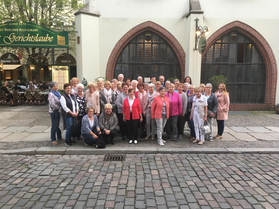 Die Teilnehmer der Reise  der Frauen Union Schlo Holte-Stukenbrock vor der 