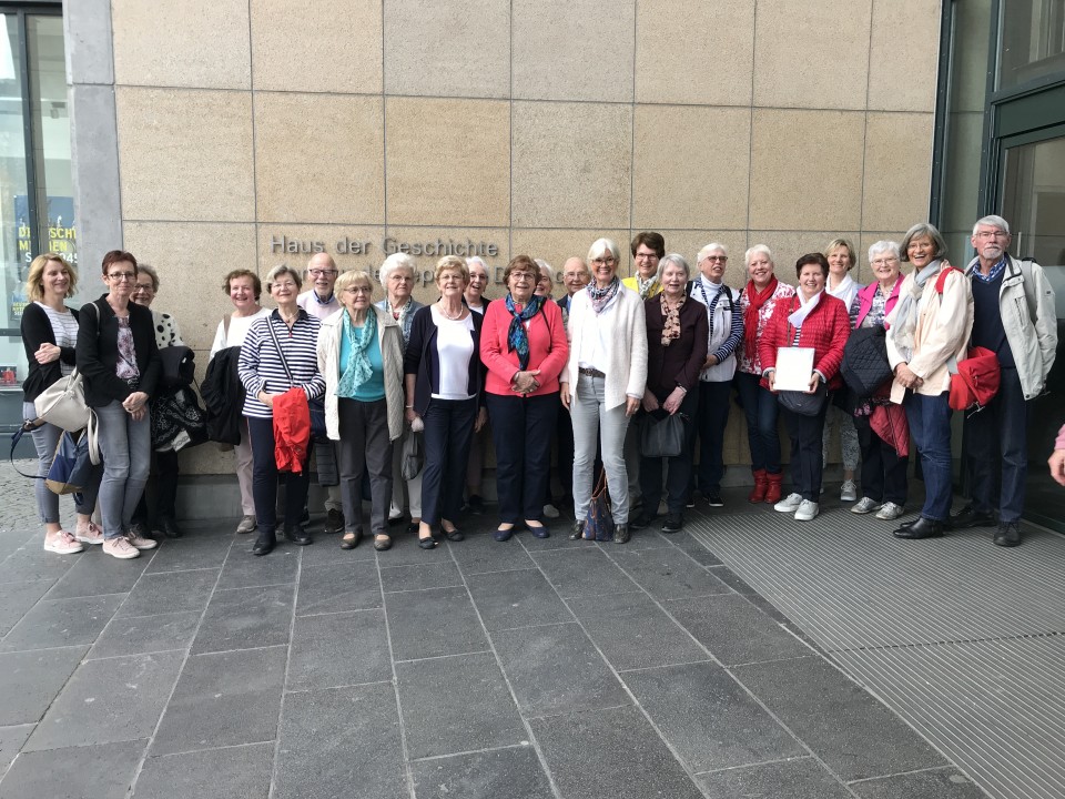 Die Reiseteilnehmer der CDU Frauen Union Rheda-Wiedenbrck vor dem Haus der Geschichte
