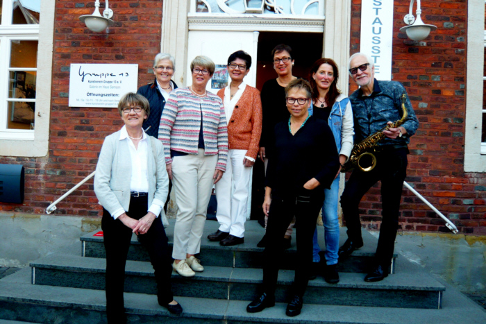 (v.l.) Walburga Falkenreck, Maria Brameyer, Bernhild Kster, Sandra Garfias sowie Knstlerinnen der Gruppe 13 und Musiker Werner Fiedler