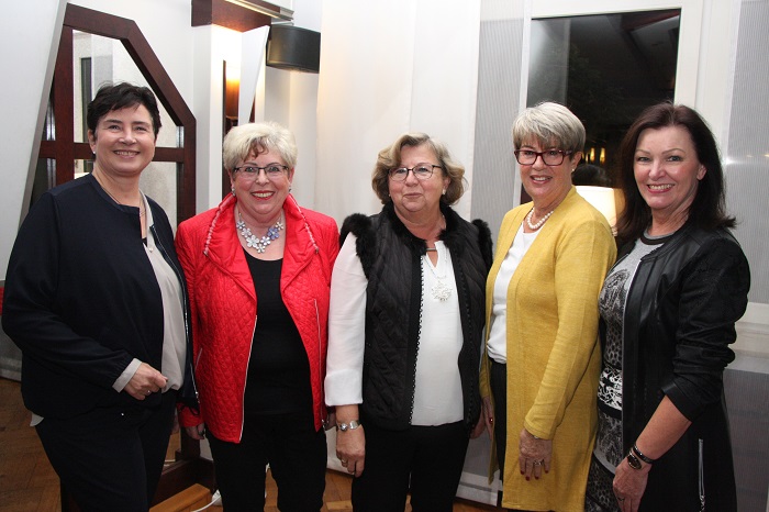 Nach der Vorstandswahl im Kreisverband der Frauen-Union Gtersloh (von links): stellvertretende Schriftfhrerin Birgit Reinhardt (Werther), Schriftfhrerin Annegret Jrgenliemke (Schlo Holte-Stukenbrock), Vorsitzende  Ursula Doppmeier (Gtersloh) sowie i