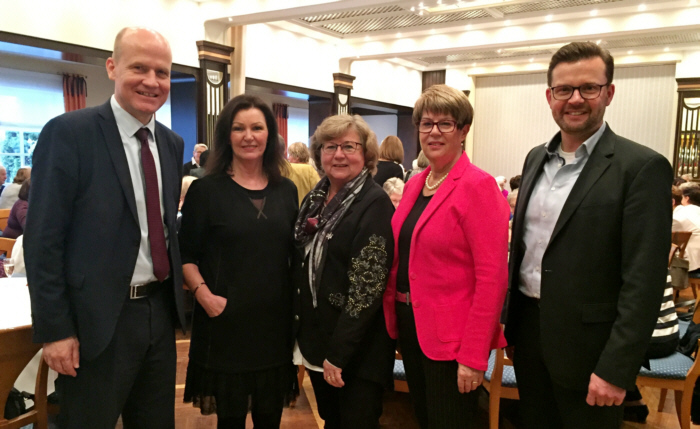 v.l.) Ralph Brinkhaus MdB, Vorsitzender der Bundestagsfraktion, Monika Schick, stellvertr. Kreisvorsitzende,  Ursula Doppmeier, Kreisvorsitzende, Bernhild Kster, stellvertr. Kreisvorsitzende und Raphael Tigges MdL 