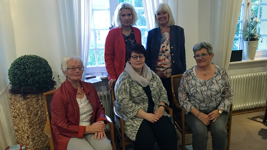 V. l. unten: Frau Helmus-Ruenhorst, Frau Wellerdiek, Frau Korfmacher Oben: Kathrin Sbke (St. Vorsitzende  FU), Gabriele Bremke-Moenikes (Vorsitzende FU)