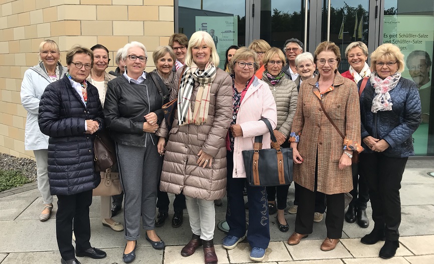 Die Damen der Besuchergruppe bei der Firma Pflger 