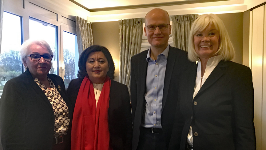 von links: Eva Kiok (Schriftfhrerin), Ayse Winter (Beisitzerin), Ralph Brinkhaus (MdB), Gabriele Bremke-Moenikes (FU Vorsitzende)