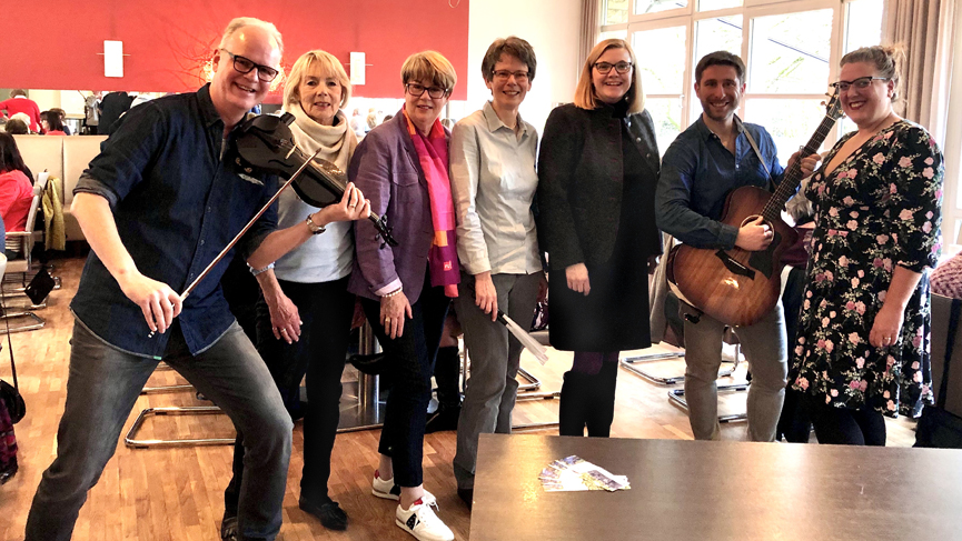 Die Gruppe Free Waves mit den Vorstandsmitgliedern der FU Gtersloh (v.l.) Andr Peters, Christina Fischer, Bernhild Kster, Ute Weidemann, Anja Toppmller, Andrea Carbone und Katrin Friesicke