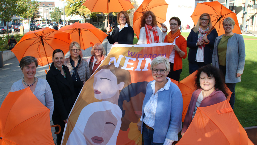 Sagen Nein zur Gewalt an Frauen: (hinten v. l. Leonie von Keudell, Tanja Wssne, Susanne Engels-Stirm, Roswitha Horstmann, Katja Soehnle-Miele, Regina Korfmacher, Pia Leiting, Anja Toppmller, Simone Bercht (vorn, v. l. ) Inge Trame und Helene Witte 