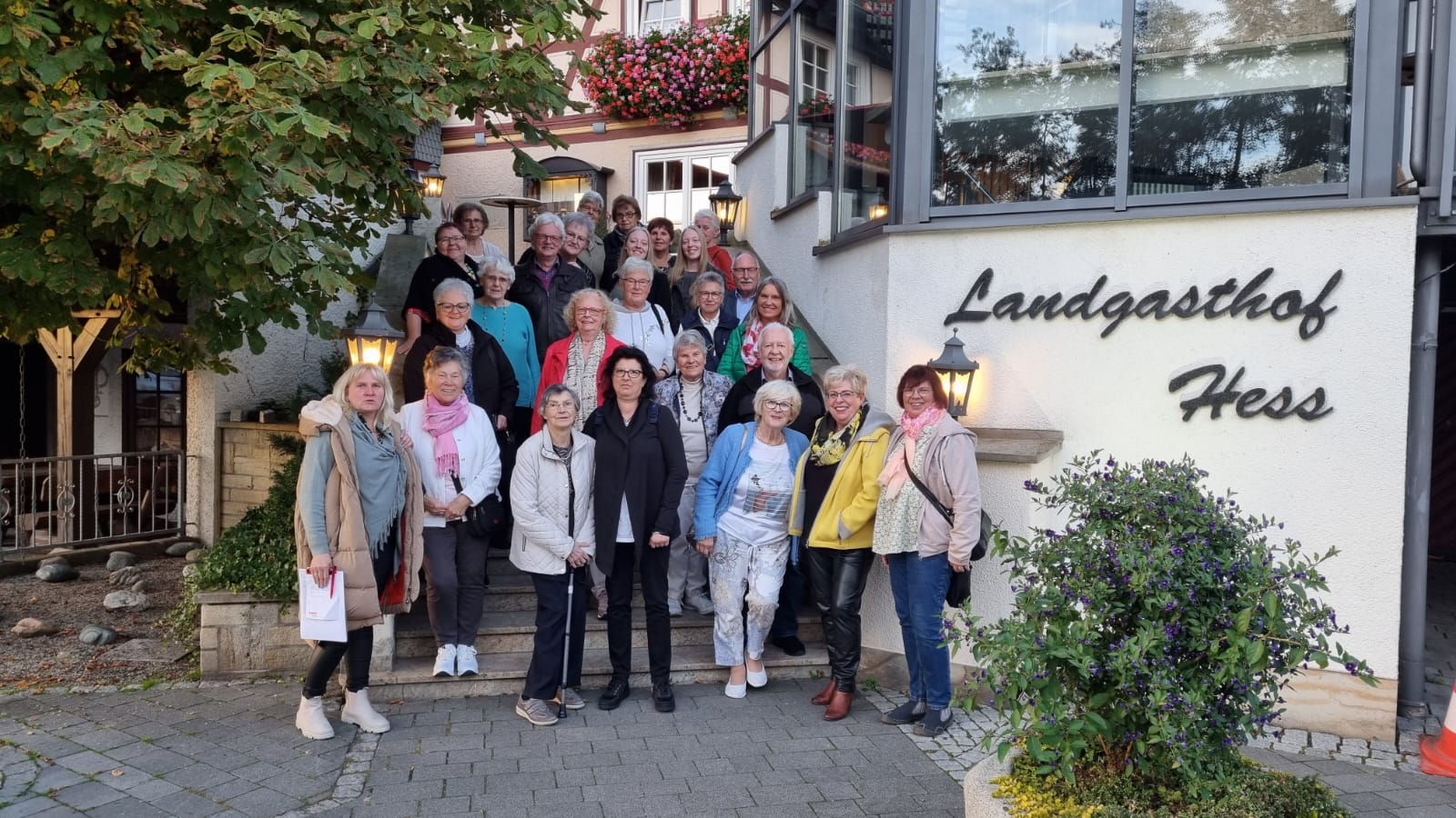 Die Teilnehmer der Fahrt der Frauen Union Schlo Holte-Stukenbrock nach der Auffhrung im Landgasthof Hess.