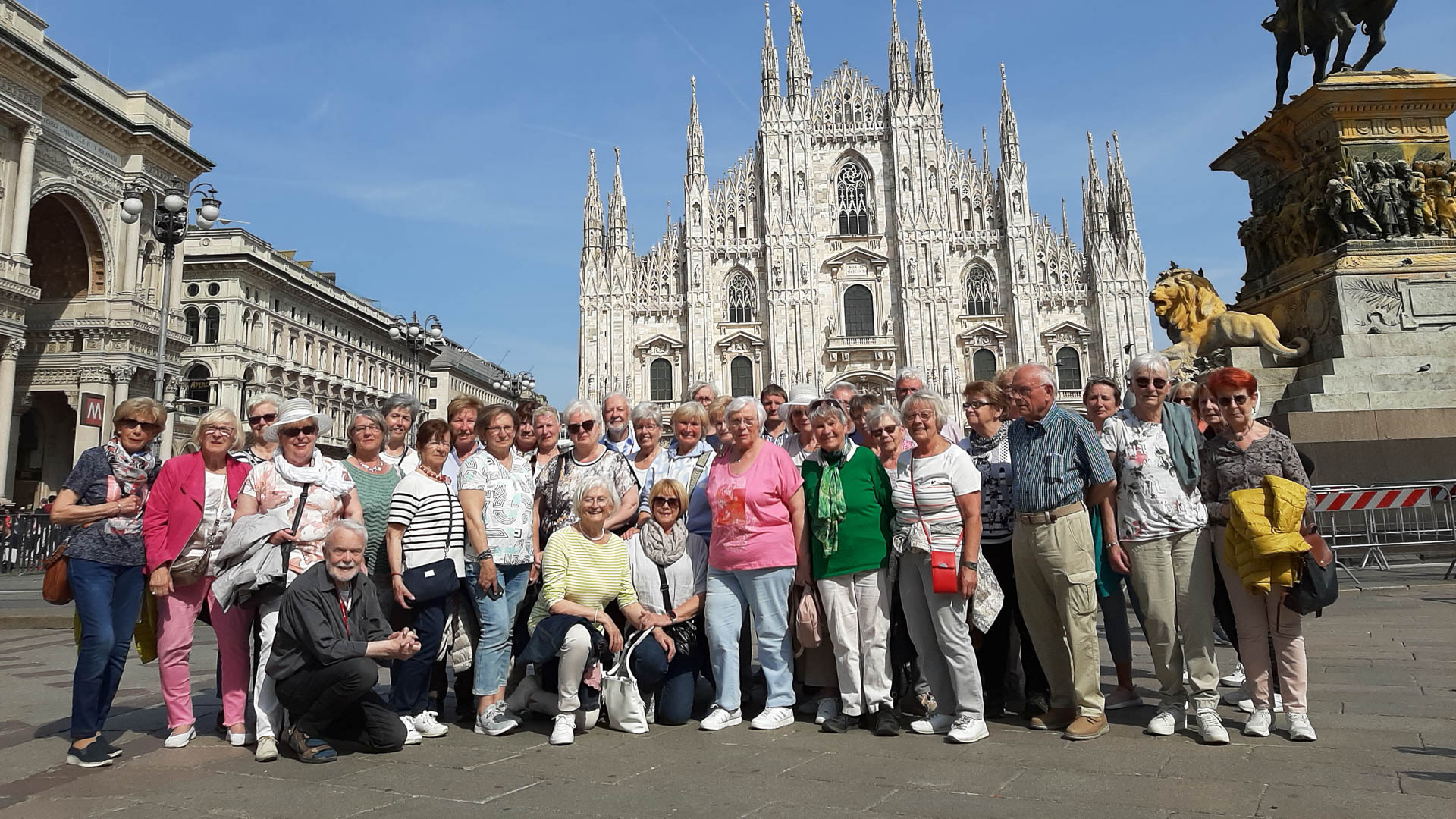 Die Reisegruppe der Frauen-Union aus Schlo Holte-Stukenbrock vor dem Mailnder Dom, der aufwendig renoviert wurde.