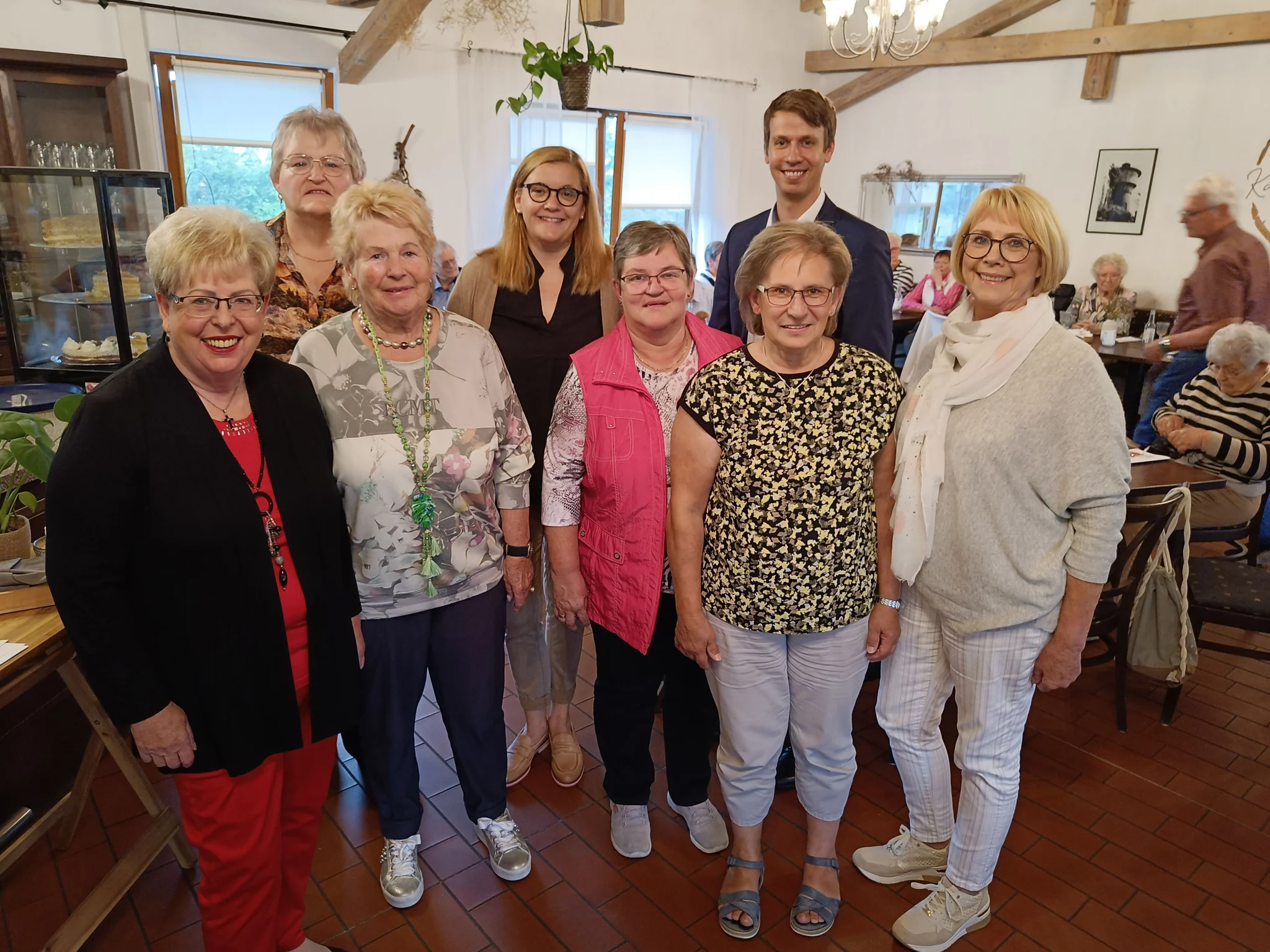 Der Vorstand der Frauen-Union mit Gsten: (von links) Vorsitzende Annegret Jrgenliemke, Stellvertreterin Rita Roggenkamp, stellvertretende Schriftfhrerin Anke Ahrens, Kreisvorsitzende Anja Toppmller, Beisitzerin Margret Bremehr, Schriftfhrerin Ingebor