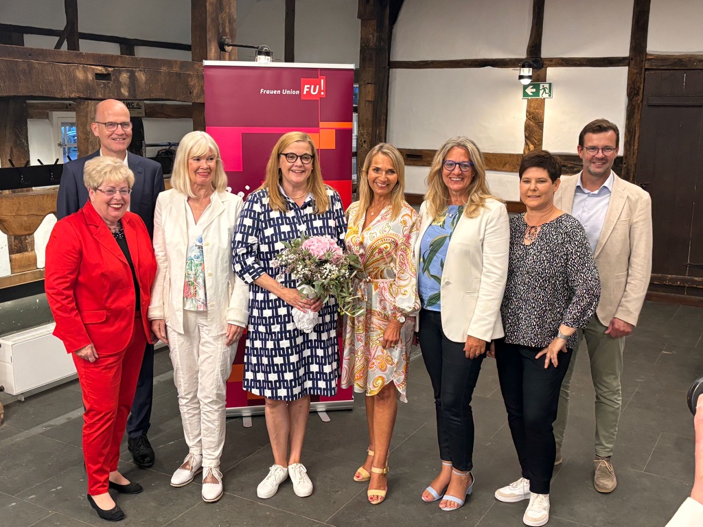 Der neu gewhlte Kreisvorstand der Frauen-Union: (v. 1.) stellvertretende Schrift fhrerin Annegret Jrgen-liemke, Ralph Brinkhaus MdB, stellvertretende Vorsitzende Gabriele Bremke-Moenikes, Vorsitzende Anja Toppmller, stellvertretende Vorsitzende Daniel