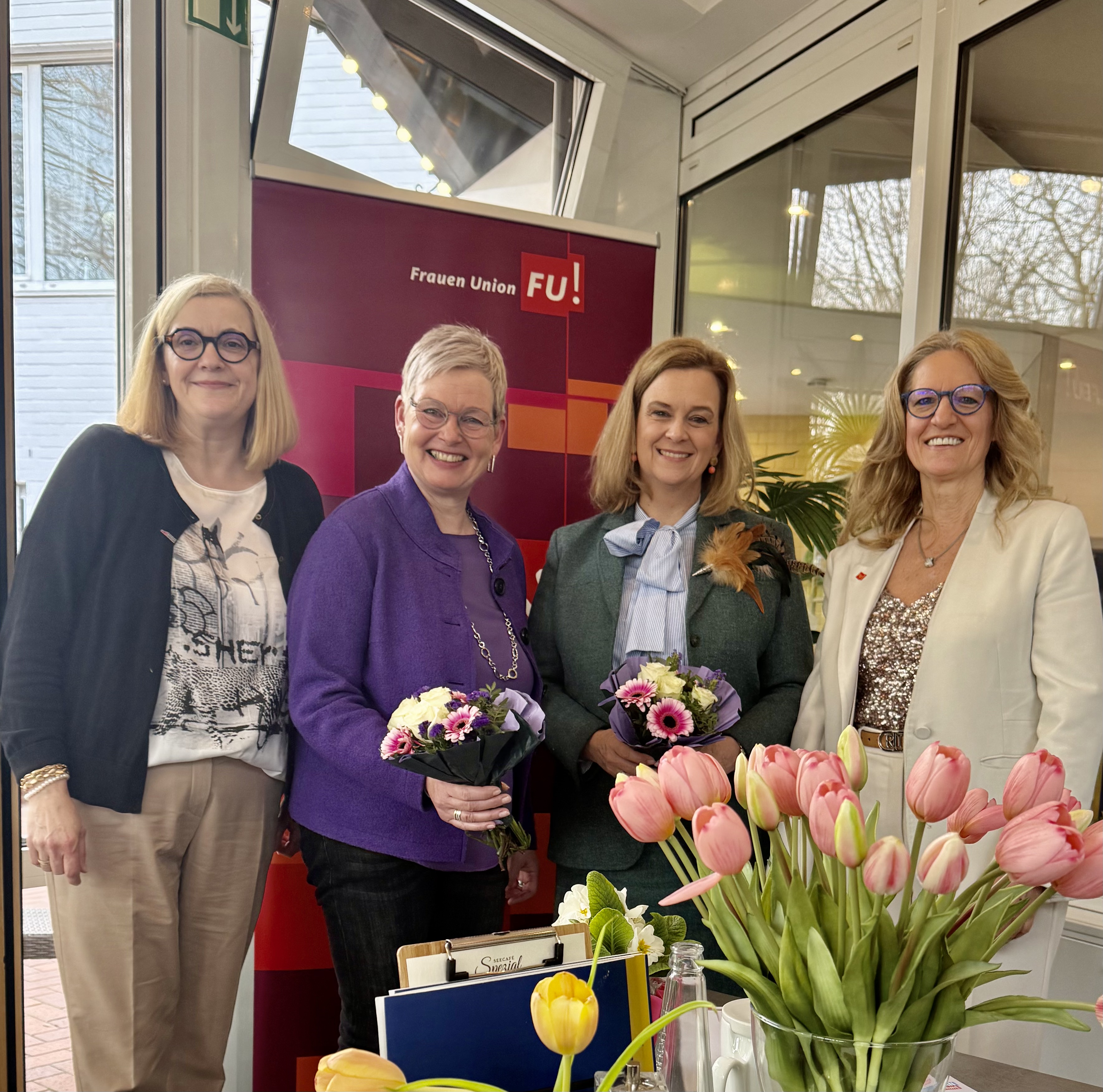 Anja Toppm�ller (Vorsitzende der Frauen Union Kreisverband G�tersloh), Inge Trame (Gleichstellungsbeauftragte der Stadt G�tersloh), Pamela Westmeyer (B�rgermeisterin der Stadt Harsewinkel), Heike Theurich (Vorsitzende der Frauen Union Stadtverband G�tersl
