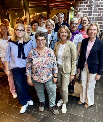 Erste Reihe v.l.: Anja Toppm�ller (Kreisvorsitzende der FU G�tersloh, Christine Hoffmann (Museumsleiterin), Ute Winterer (Stadtverbandsvorsitzende der FU G�tersloh), Henrika K�ppers (CDU-Kreistagsfraktionsvorsitzende)