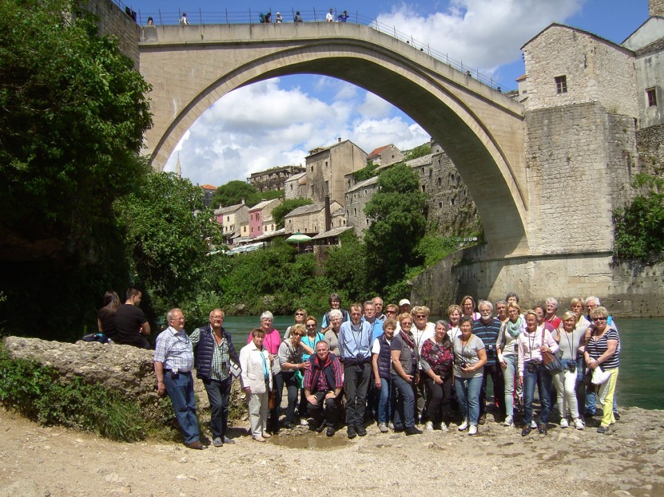 Die Teilnehmer der  Reise unter der Brücke von Mostar. Hier hat vor noch  nicht allzu  langer Zeit der Krieg getobt. Doch jetzt hat sich die Region positiv und friedlich entwickelt. 